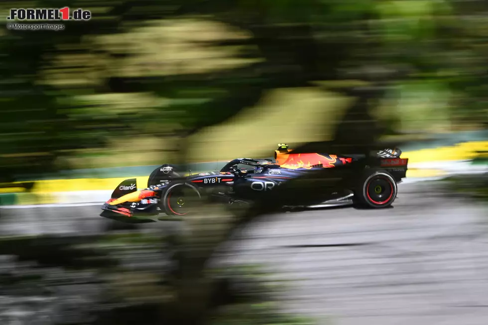 Foto zur News: Sergio Perez (3): Brachte sich im Qualifying selbst in eine schlechte Ausgangslage, weil er Leclerc auf Intermediates auf der Outlap nicht überholte. Sprint dann ordentlich, Rennen durchwachsen, was allerdings auch am Safety-Car-Pech am Ende und Problemen mit den Reifen lag. Für eine 2 war uns das aber etwas zu wenig.