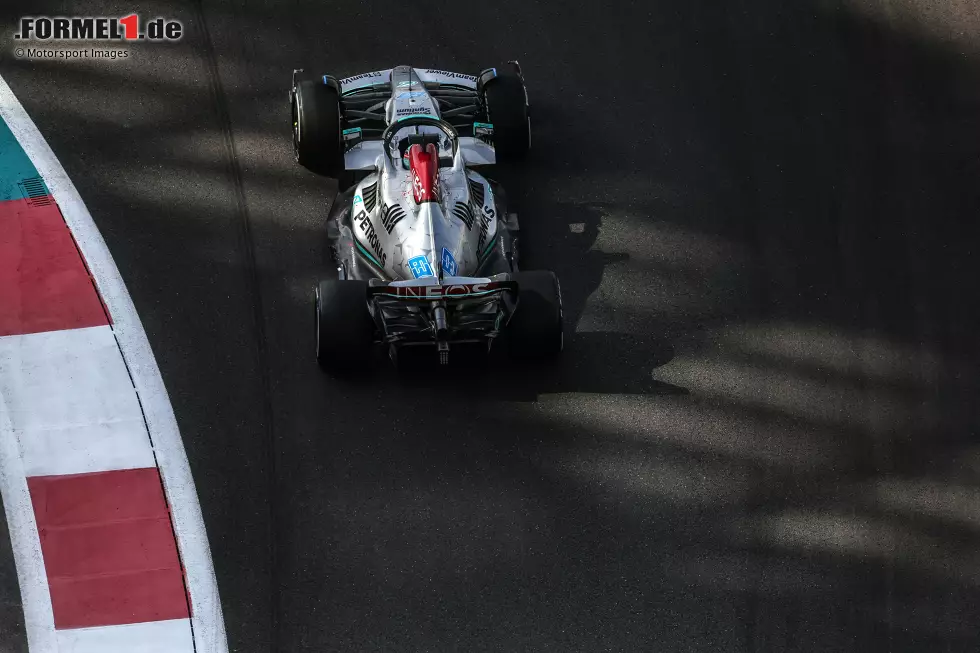 Foto zur News: ... George Russell im Mercedes W13. Der Brasilien-Sieger kommt im Freitagstraining etwas besser zurecht als sein Teamkollege Lewis Hamilton, der Vierter wird. Dazwischen ...