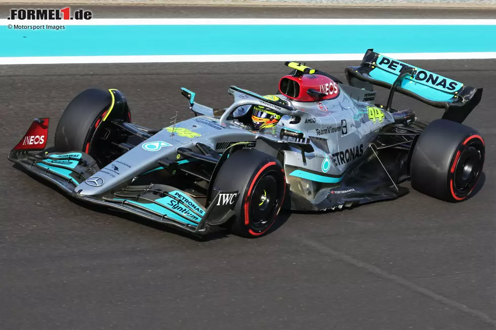 Foto zur News: ... kommt Lewis Hamilton im Mercedes, und das bedeutet: Er verliert erst zum dritten Mal ein Teamduell gegen seinen Stallgefährten in der Formel 1. Und er bleibt erstmals überhaupt ohne einen Saisonsieg. Sein Ausfall ...