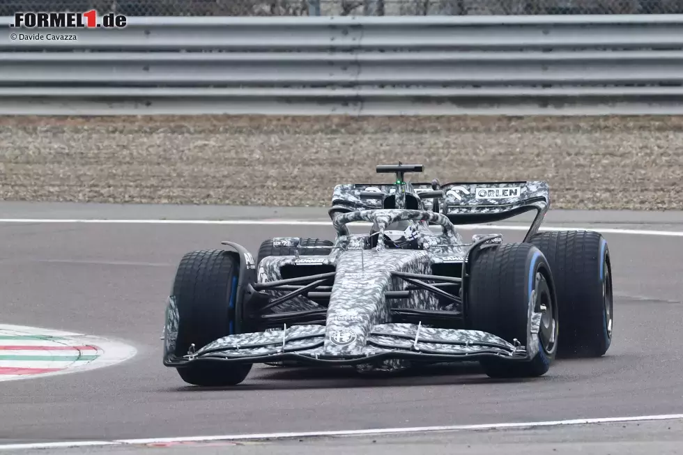 Foto zur News: ... Alfa-Neuzugang Valtteri Bottas muss Regenreifen aufziehen für seine ersten Runden im neuen Fahrzeug.