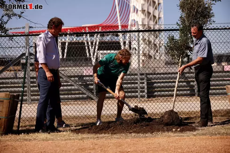 Foto zur News: ... neben der Strecke noch an einer Baumpflanz-Aktion zu seinen Ehren teilnehmen: Der Circuit of The Americas will insgesamt 296 Bäume setzen, um Vettels Engagement in der Formel 1 und für die Umwelt zu feiern. Vettel schaufelt kräftig mit und ...