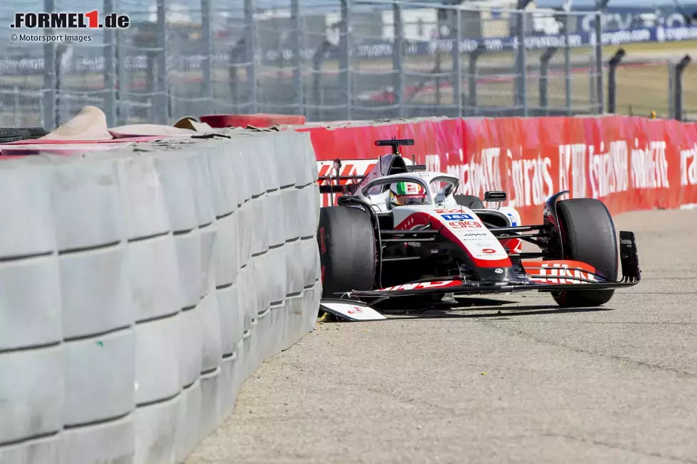 Foto zur News: ... Antonio Giovinazzi bei Haas, aber er fliegt mit dem VF-22 schon nach nur vier Runden ab und demoliert sich das Auto. Damit ist sein Formel-1-Freitag schneller vorbei, als ihm lieb ist! Im Schwesterauto ...