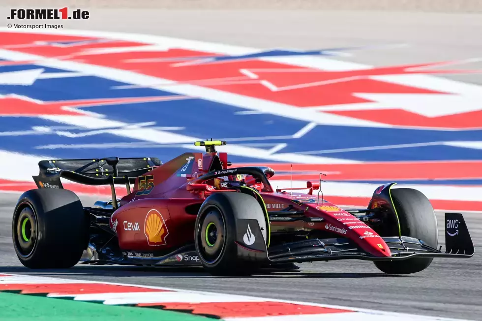 Foto zur News: ... steht Carlos Sainz im Ferrari nach einer schnellen Runde von 1:34.356 Minuten auf Soft-Reifen. Er sichert sich damit zum zweiten Mal die Poleposition in der Formel 1, lässt Teamkollege Charles Leclerc und Max Verstappen im Red Bull um ein Zehntel zurück. Verstappen aber ...