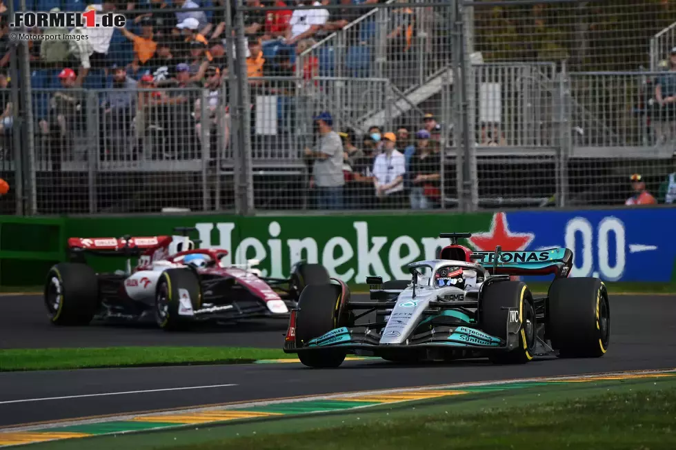 Foto zur News: ... keine Spur in den Top 10: Im zweiten Training belegt George Russell nur P11, Lewis Hamilton wird auf P13 gewertet. Und Ralf Schumacher meint bei &#039;Sky&#039;: Q3 sei &quot;eher unrealistisch&quot; für die Silberpfeile. Schwierigkeiten indes auch ...