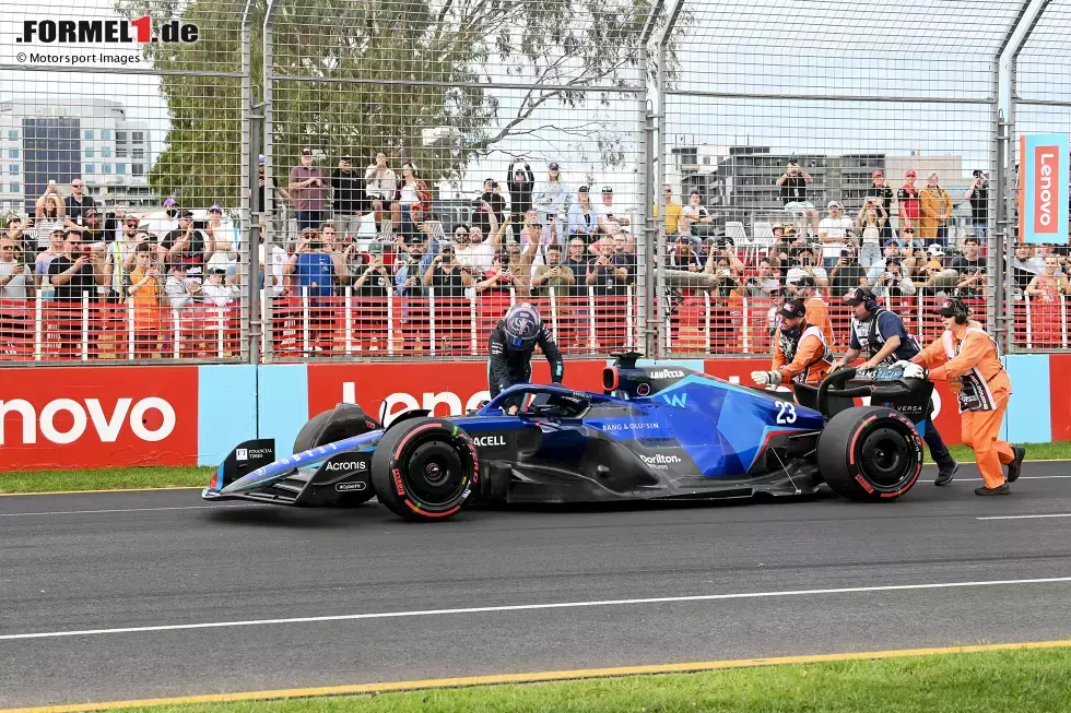 Foto zur News: ... Williams-Fahrer Alexander Albon geht im Qualifying der Sprit aus und es ist weniger Kraftstoff im Tank als vorgeschrieben. Daher wird Albon disqualifiziert, kann unter Sondergenehmigung aber trotzdem am Rennen teilnehmen. Die Konsequenz ist aber der 20. Startplatz. Eine Untersuchung gibt es ...