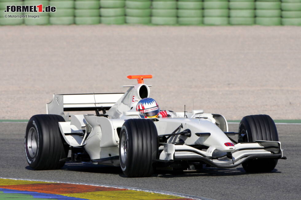 Foto zur News: ... am Honda RA107 taucht dieses Weiß erneut auf, allerdings nur bei Testfahrten im Frühjahr 2008. Im Renntrimm fährt Honda zu dieser Zeit nicht mehr ganz in Weiß. Aber auch ...