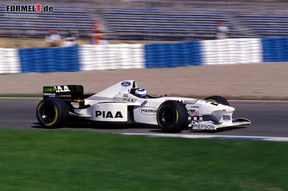 Foto zur News: ... Tyrrell fährt mit weißen Rennwagen in der Formel 1 vor. Beiden Teams ist gemein: Sie sind bald danach Geschichte, denn Stewart wird zu Jaguar und Tyrrell zu BAR. Minardi ...