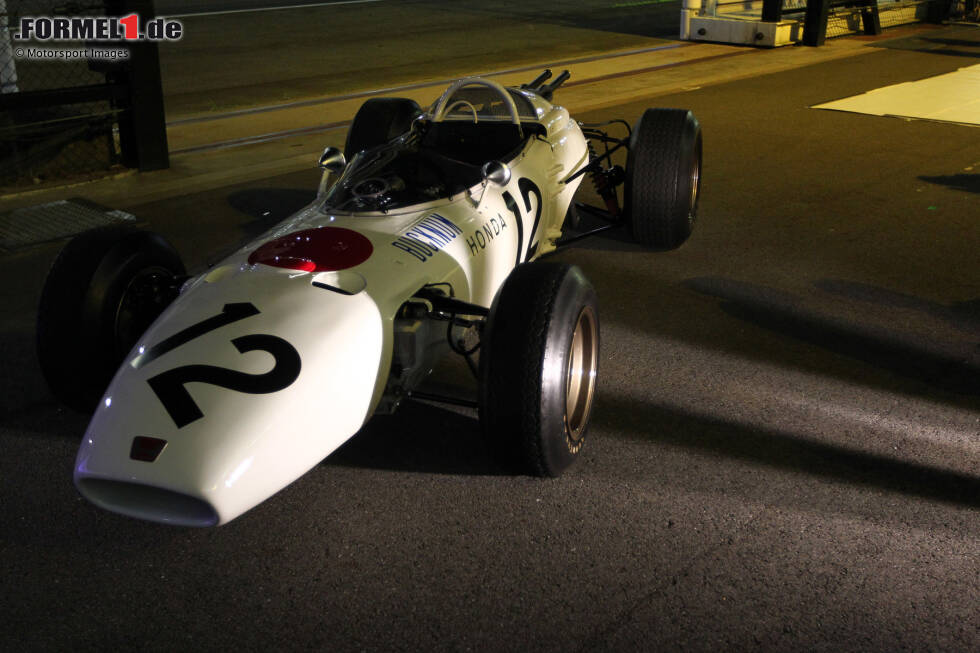 Foto zur News: ... ist in den 1960er-Jahren in diesem Look in der Formel 1 unterwegs. Der RA271 von 1964 etwa war komplett Weiß, versehen nur mit einem roten Punkt, passend zur japanischen Flagge. Jahrzehnte später ...