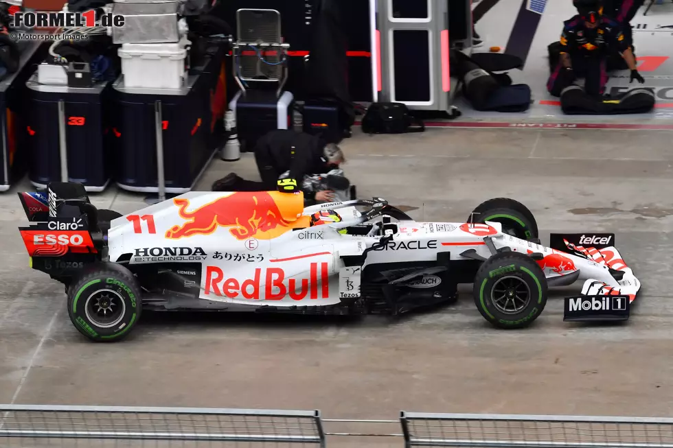 Foto zur News: Das jüngste Beispiel ist ein Sonderdesign: Red Bull hat zum Honda-Abschied mal die Stammfarbe Dunkelblau abgelegt und das Weiß genommen, das in der Vergangenheit oft japanische Rennautos zierte. Honda selbst ...