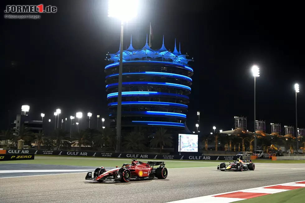 Foto zur News: ... die Ferrari von Charles Leclerc und Carlos Sainz, die wie bei den Testfahrten einen guten Eindruck hinterlassen. Sowohl über eine Runde als auch über die Distanz wirken Red Bull und Ferrari sehr gut aufgestellt. Mercedes dagegen ...