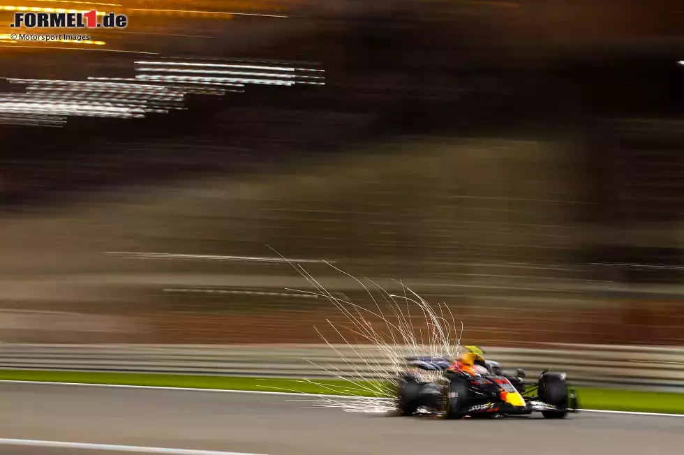 Foto zur News: ... für Sergio Perez ist vorzeitig Schluss: Ein technischer Defekt zwingt ihn kurz nach dem Verstappen-Aus in Kurve 1 in einen Dreher, der Motor stirbt ab. Damit ist auch P3 futsch für Red Bull und ...