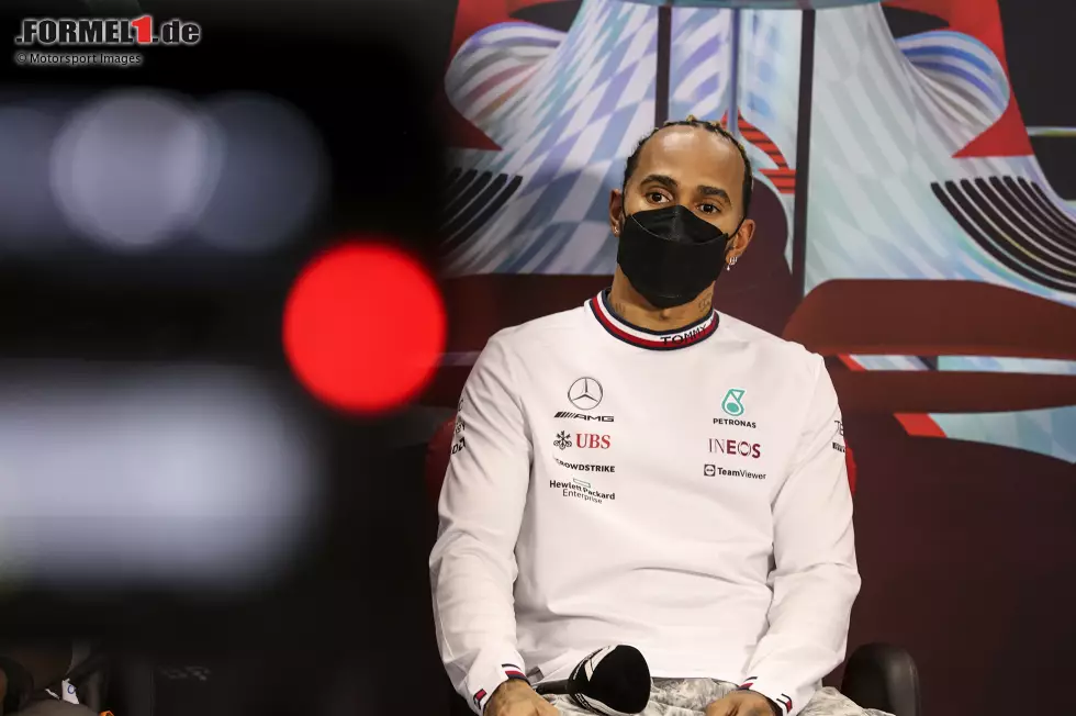 Foto zur News: Lewis Hamilton sagt in der Mittagspause in der Pressekonferenz, er halte Mercedes im Moment nicht für siegfähig, erkenne aber &quot;Potenzial&quot; im Auto. Nur: Eine Trendwende entstehe nicht in einer Woche, so Hamilton. Ferrari ist in seinen Augen Favorit. Ferrari-Fahrer Charles Leclerc spricht von &quot;einem der besten Winter&quot;.