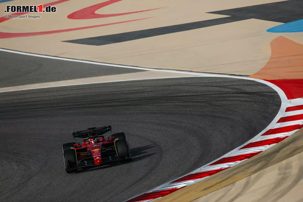 Foto zur News: Gut eineinhalb Stunden vor Testende fährt Charles Leclerc im Ferrari F1-75 in 1:32.415 Minuten an die Spitze, aber: Er hat die weicheren C4-Reifen am Auto und profitiert von den besseren Streckenbedingungen im Vergleich zu Verstappen.