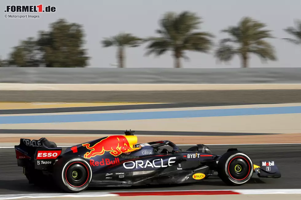 Foto zur News: Am Nachmittag übernimmt Max Verstappen den Red Bull RB18 und stellt das Auto mit C3-Reifen gleich mal auf die erste Position: 1:32.645 Minuten, neue absolute Wochenbestzeit in Bahrain!