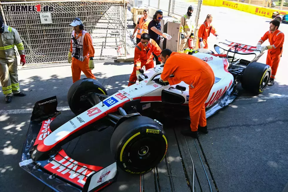 Foto zur News: ... Mick Schumacher im Haas VF-22, und das schon nach nur drei Runden im ersten Training. Wasser läuft aus, er muss anhalten, verpasst praktisch die komplette erste Einheit. Und ...