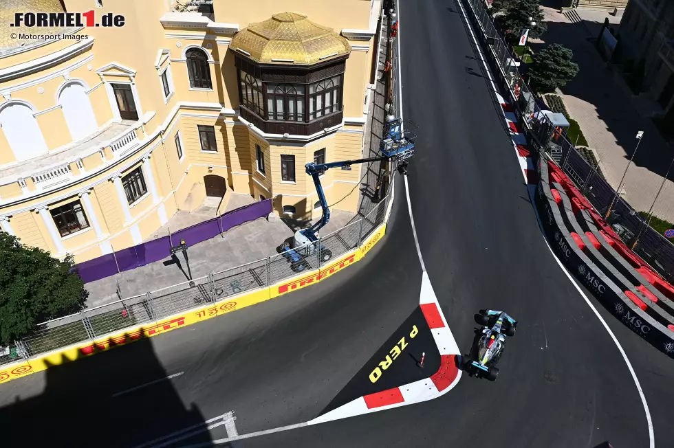 Foto zur News: ... Lewis Hamilton im Mercedes W13, der erneut George Russell (P7) den Vortritt lassen muss. Der Silberpfeil liegt schlecht in Baku: Das Bouncing ist zurück, und wie! Vettel derweil ...