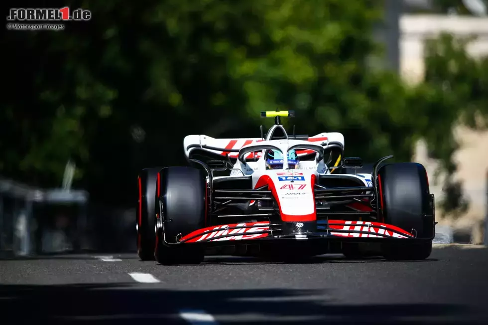 Foto zur News: ... vor Mick Schumacher, der im Haas VF-22 auf keinen grünen Zweig kommt und Letzter wird. Er sei &quot;genervt&quot;, sagt Schumacher anschließend bei &#039;Sky&#039;, liegt jetzt 2:6 hinten im Qualif-Vergleich zu Kevin Magnussen, hofft aber noch auf Punkte in einem turbulenten Rennen am Sonntag. Das ...