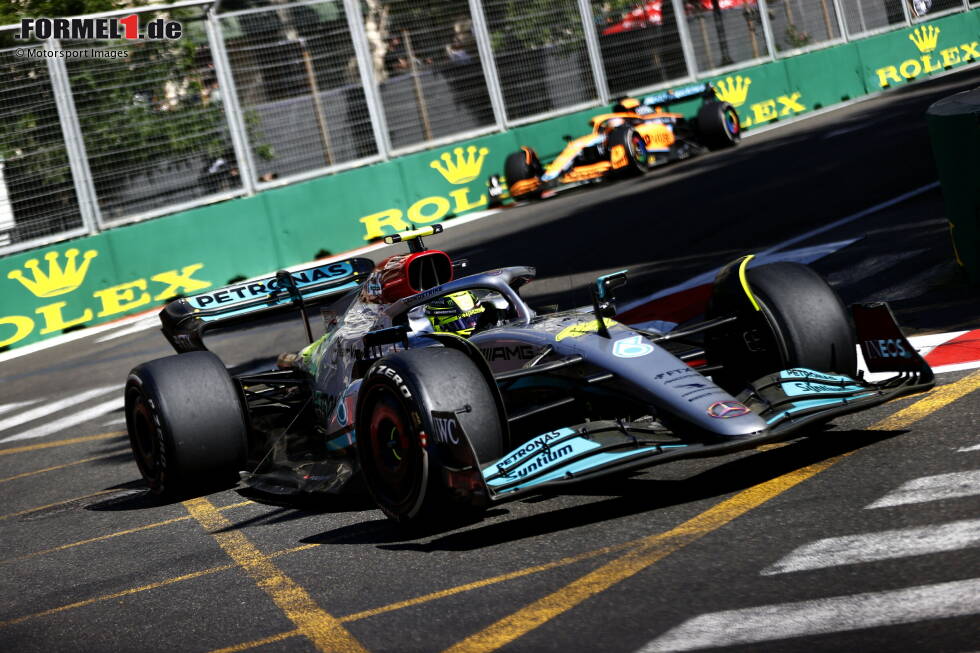 Foto zur News: ... landet Lewis Hamilton im zweiten Mercedes, der schon im Rennen über massive Rückenschmerzen geklagt hat und beim Aussteigen nur langsam aus dem Auto rauskommt. Nicht weit weg von Hamilton sieht ...