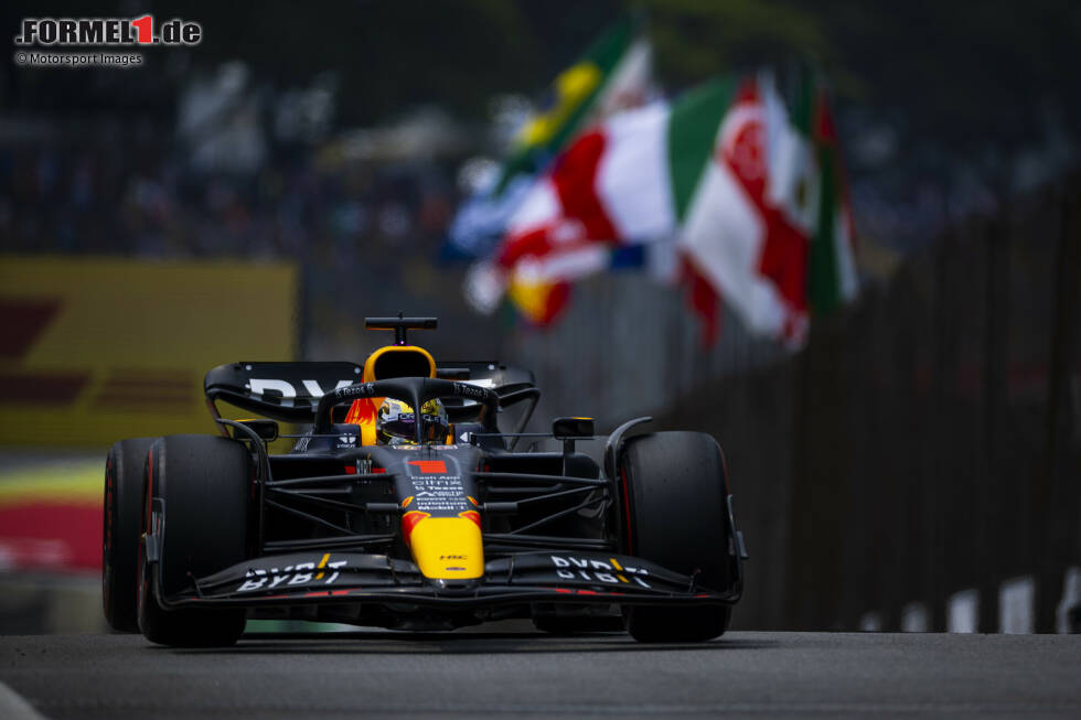 Foto zur News: Platz zwei in der Startaufstellung zum Sprint geht an Weltmeister Max Verstappen im Red Bull vor Russell, der vor seinem Abflug noch P3 erzielt hat. Es folgen Lando Norris im McLaren und Carlos Sainz im Ferrari. Der andere Ferrari ...