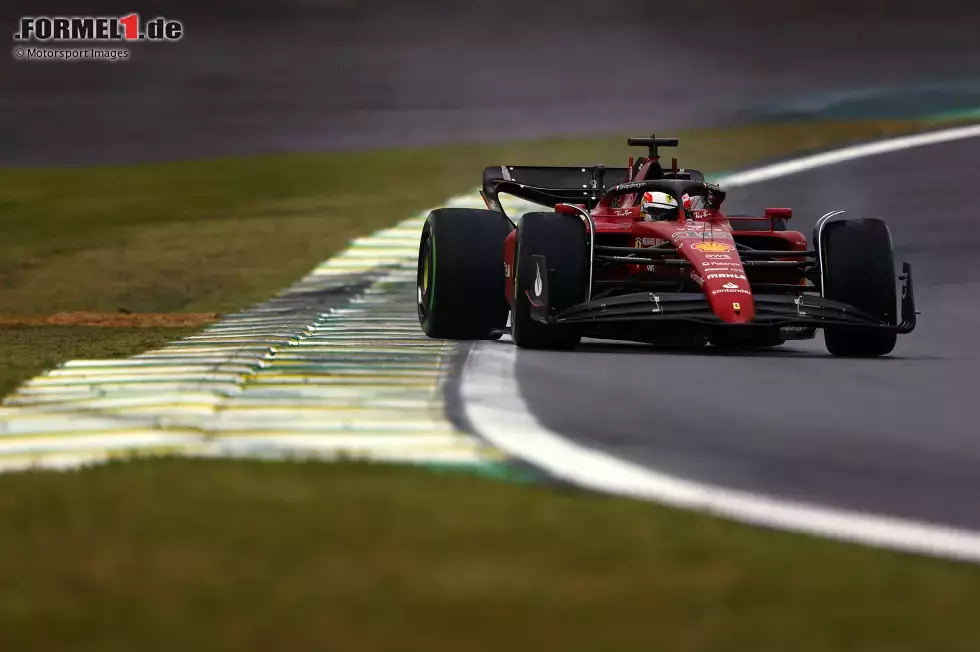 Foto zur News: ... mit Charles Leclerc steht ohne Zeit in Q3 nur an zehnter Stelle. Der Grund: Ferrari schickt ihn auf trockener Strecke mit Intermediates raus, weil man Regen erwartet. Der Regen aber kommt nicht, als es Leclerc bräuchte - und so schafft er gar keine Zeit, ist stinksauer. Einen ebenso schwarzen Tag erwischt ...