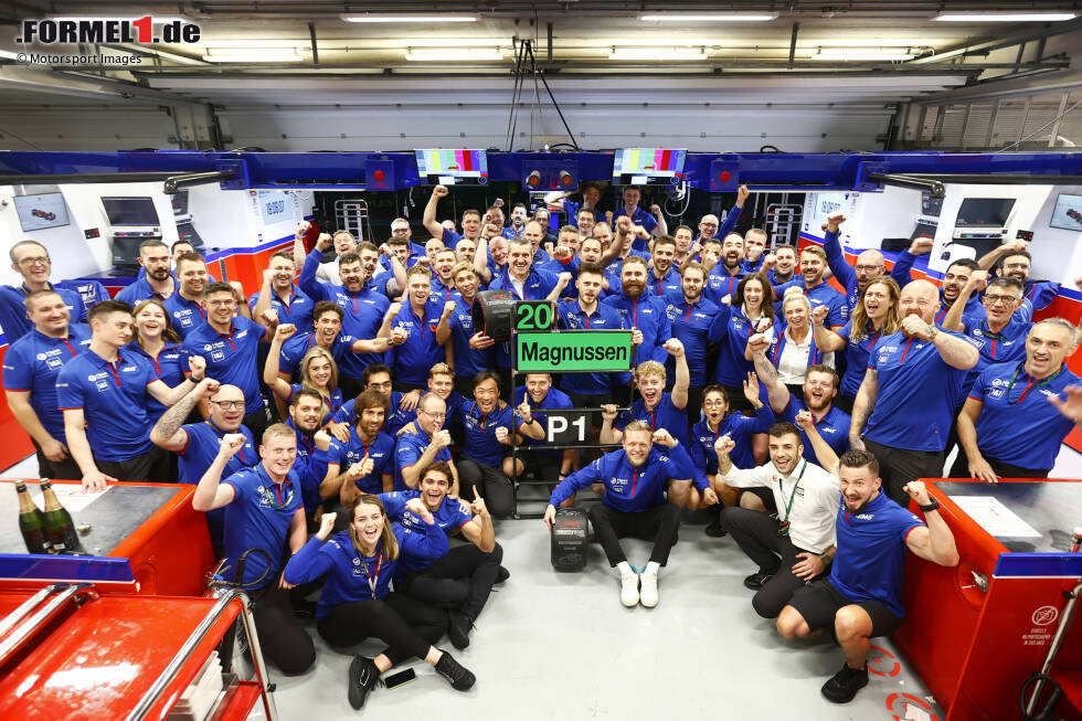 Foto zur News: ... der Jubel bei Haas kennt keine Grenzen. Teamchef Günther Steiner spricht vom bisher größten Moment der Teamgeschichte seit 2016.