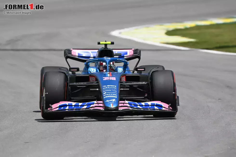 Foto zur News: ... rund um Alpine: Esteban Ocon und Fernando Alonso berühren sich mehrfach in der ersten Runde, beim zweiten Mal fährt sich Alonso den Frontflügel ab. Er muss zum Notstopp, beide fallen aus den Top 10 heraus. Und ein Alpine brennt schließlich nach dem Rennen im Parc ferme. Die Fortsetzung ...