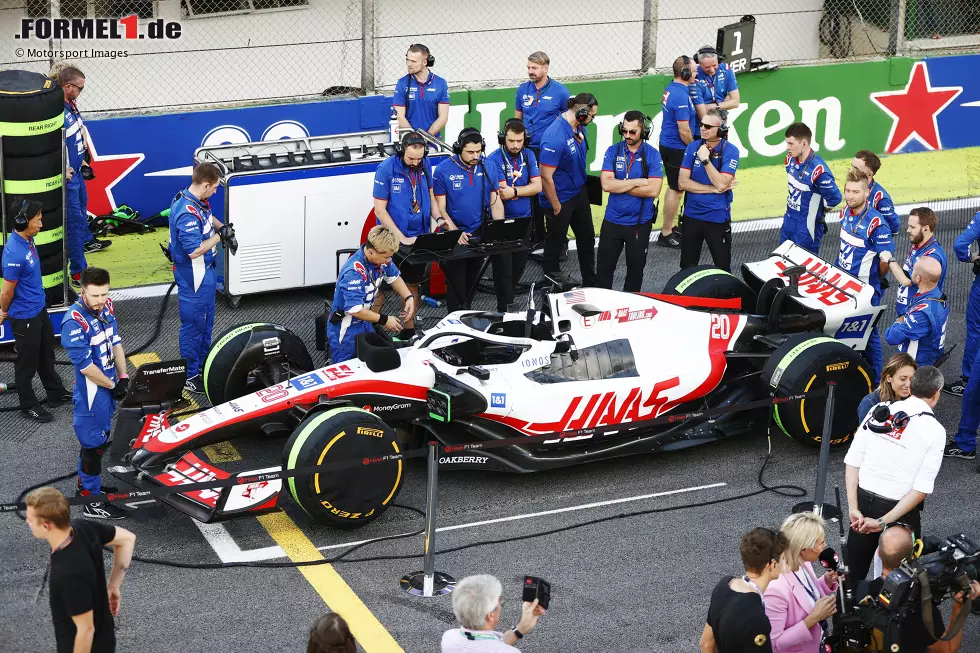 Foto zur News: ... beschließt den Sprint nach etlichen Positionsverlusten auf dem achten Platz, womit er immerhin noch einen Punkt mitnimmt. Das hatte Haas-Teamchef Günther Steiner als Ziel ausgegeben, dieses Ziel wird erreicht. Auch ...