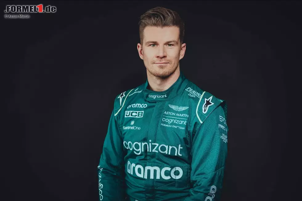 Foto zur News: ... Nico Hülkenberg den Aston Martin AMR22, als offizieller Ersatzfahrer des Teams. Für Hülkenberg ist es bereits das dritte Comeback unter Corona, und ein schwieriges noch dazu: Den AMR22 hat er vorab nicht auf der Strecke getestet. Im Qualifying bezwingt er Stammfahrer Stroll, im Rennen nicht - da wird er 17. Und ...