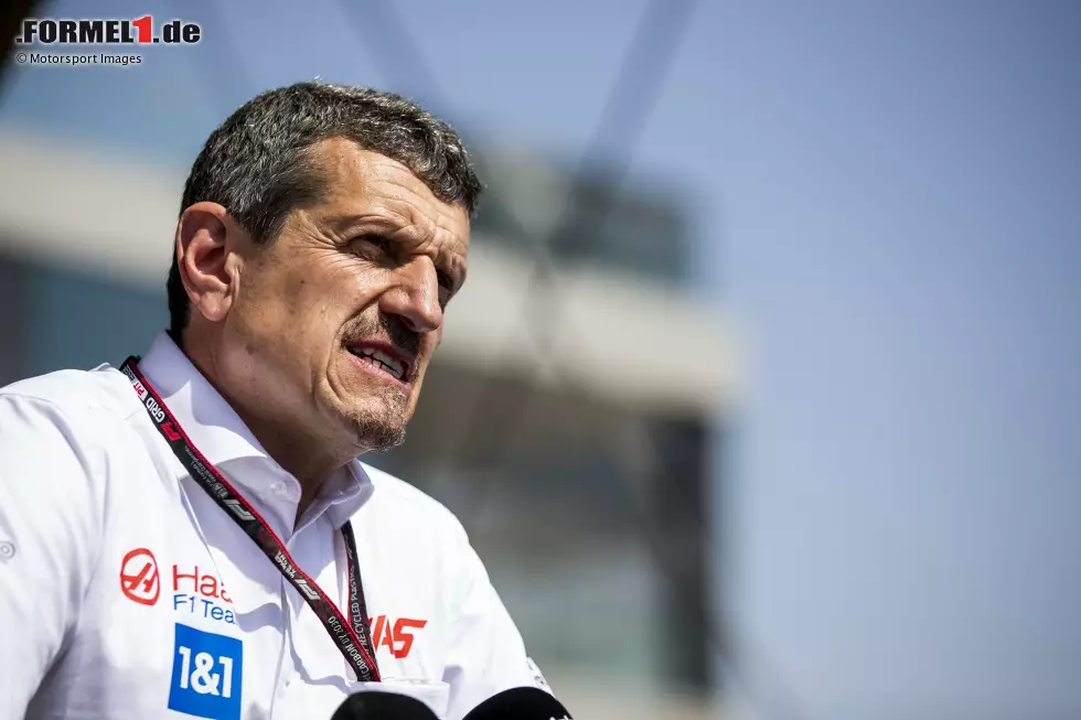 Foto zur News: Teamchef Günther Steiner sagt bei &#039;ServusTV&#039;: Schumacher habe direkt nach dem Unfall mit seiner Mutter Corinna telefoniert. Und: &quot;Mick war, wurde mir gesagt, bei guter Stimmung. Er wollte gar nicht ins Krankenhaus!&quot; Doch der Weg dorthin ist Pflicht für jeden Formel-1-Fahrer nach einem solchen Crash.