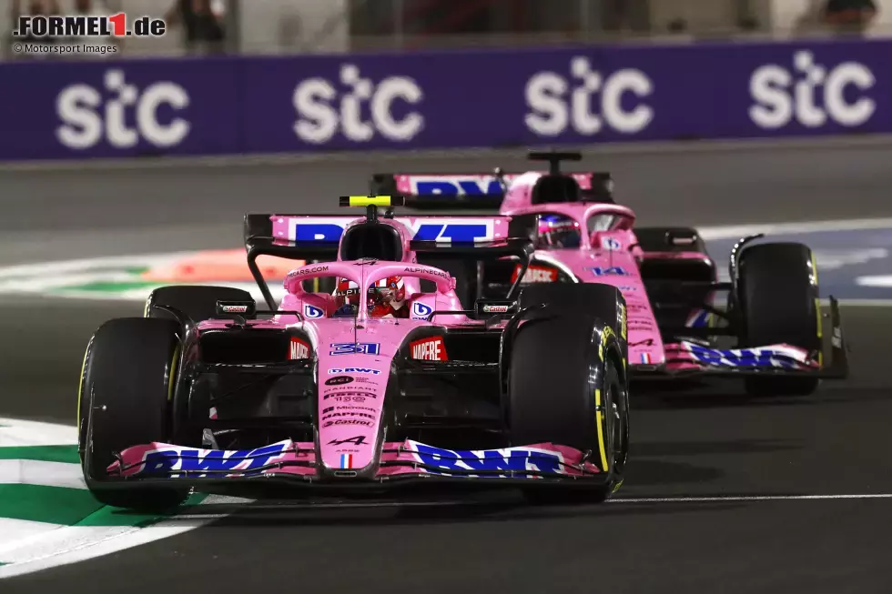 Foto zur News: ... liefert eine Show: Esteban Ocon und Fernando Alonso tragen einen harten Zweikampf aus, die Plätze wechseln mehrfach, bis das Team ein Machtwort spricht. Später rollt Alonso nach technischen Problemen aus, nur Ocon punktet. Und ...