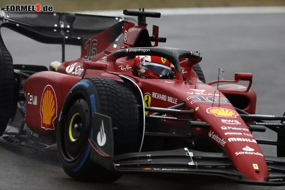 Foto zur News: Im 1. Freien Training fährt Charles Leclerc im Ferrari F1-75 auf nasser Strecke die Bestzeit. Er ist mit Intermediate-Reifen der einzige Fahrer unter 90 Sekunden, schafft 1:29.4 Minuten. Und: Er leistet sich auch vier Dreher, aber ...