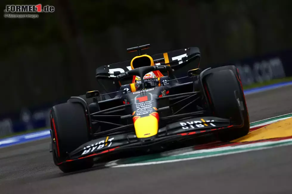 Foto zur News: ... am Ende ist Max Verstappen im Red Bull RB18 vorne. Neu 2022: Für die Bestzeit im Qualifying unter dem Sprintformat bekommt er die Poleposition für die Statistik zugesprochen - und Startplatz eins für den Sprint am Samstag. WM-Spitzenreiter Charles Leclerc im Ferrari ...