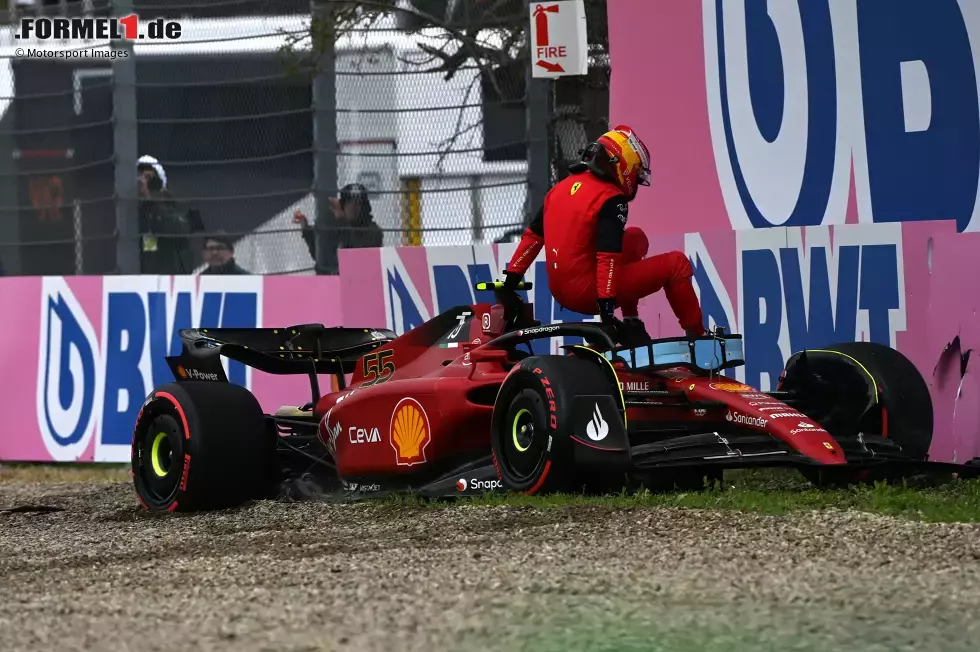 Foto zur News: ... verläuft das Qualifying für Carlos Sainz im Ferrari: Ein Abflug endet für ihn im frühen Aus, schon in Q2. Es ist sein zweiter großer Schnitzer nach dem Ausfall in Melbourne. Ihm bleibt P10 in der Startaufstellung. Deutlich besser machen es ...