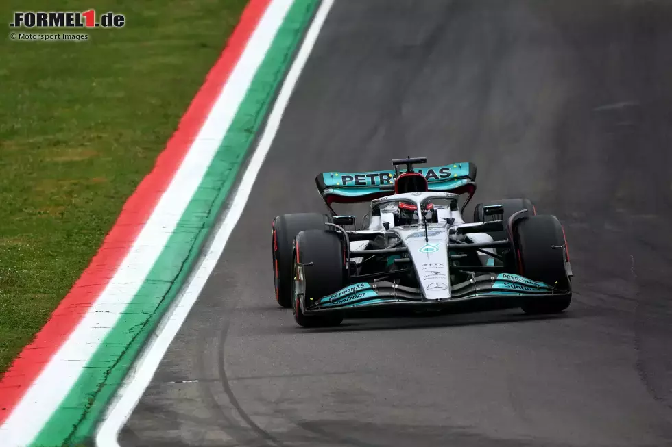 Foto zur News: ... trifft es aber Mercedes: Das Werksteam um George Russell und Lewis Hamilton scheitert mit beiden Autos in Q2, so früh wie seit zehn Jahren nicht mehr! Es folgen ernste Blicke und Dialoge in der Silberpfeil-Box. Eine böse Schlappe ...