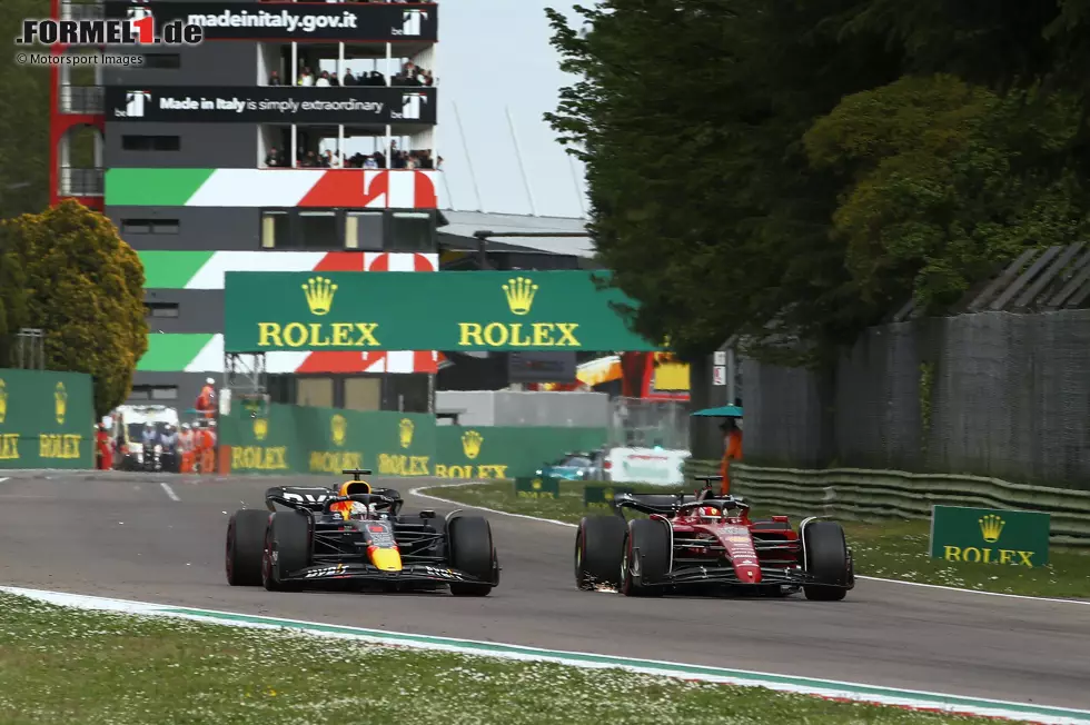 Foto zur News: ... setzt Graining an an den Vorderreifen des Leclerc-Ferrari, und der Red Bull wittert Morgenluft! Kurz vor Schluss überholt Verstappen und ...