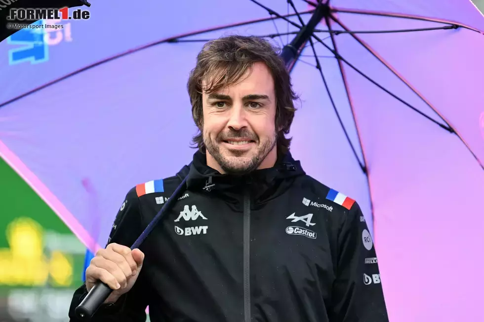 Foto zur News: ... sorgt er mit seinem ersten Dreher für einen Schaden am Auto von Fernando Alonso, der den Alpine daraufhin an der Box abstellen muss. Knapp vorbei ...