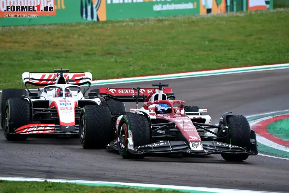 Foto zur News: ... ist die Freude auch bei Valtteri Bottas im Alfa Romeo (vorne im Bild) und Kevin Magnussen im Haas über weitere Punkteergebnisse nach soliden Vorstellungen im Rennen in Imola. Weniger gut ...