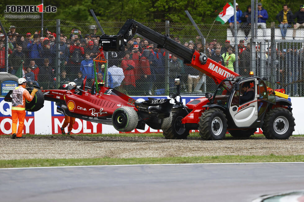 Foto zur News: ... erwischt es seinen Ferrari-Teamkollegen Carlos Sainz. In der ersten Runde wird er von Daniel Ricciardo im McLaren berührt und fällt gleich in Kurve 2 aus. Zum zweiten Mal in Folge null Punkte für ihn, aber Ferrari bleibt vorne in der WM. Sehr positiv ...