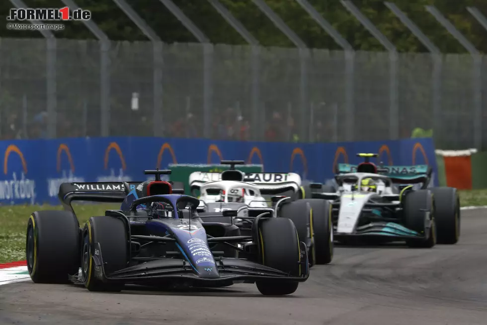 Foto zur News: ... an den Top 10 schrammt Alexander Albon im Williams als Elfter, nachdem er über Runden Gasly und Hamilton hinter sich gehalten hat, obwohl beide Verfolger DRS hatten und er selbst nicht. Darüber ...