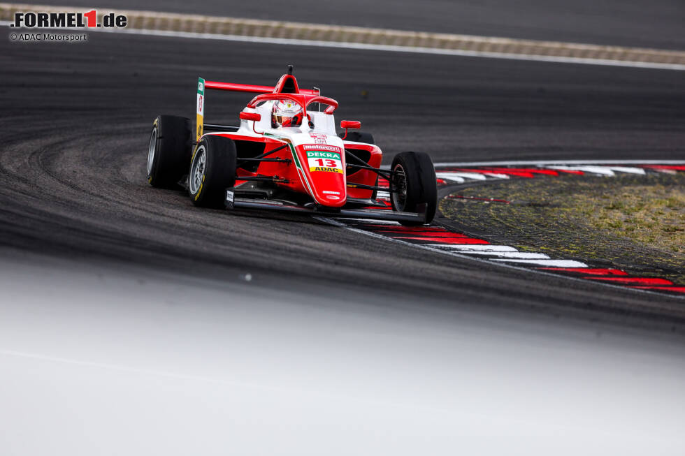 Foto zur News: Alle anderen Ferrari-Junioren sind noch weit weg von der Formel 1. Dazu gehören James Wharton (Bild, Formel 4), Maya Weug (Formel 4), Rafael Camara (Formel 4), Dino Beganovic (Meister der Formula Regional Europe) und Laura Camps Torras (Kartsport).