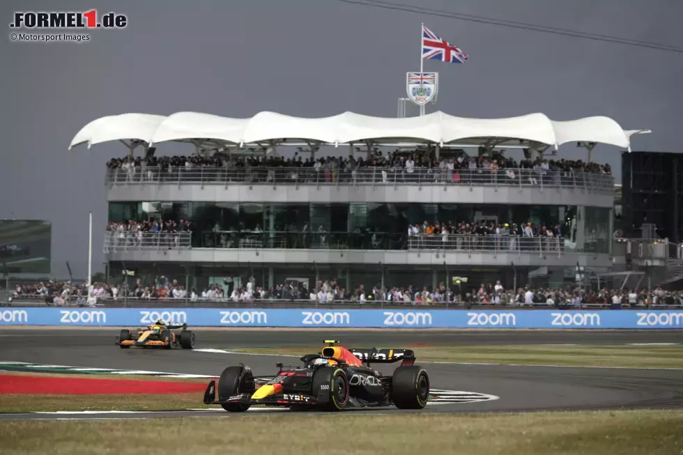 Foto zur News: 11. Silverstone, Großbritannien (9. Juli 2023) - Ins &quot;Home of British Motor Racing&quot; kommt die Formel 1 Mitte Juli. Hier fand 1950 das erste Rennen der neuen Formel-1-Geschichte statt. Den letzten großen Umbau gab es 2010. Nirgendwo wird Lewis Hamilton so gefeiert wie hier.