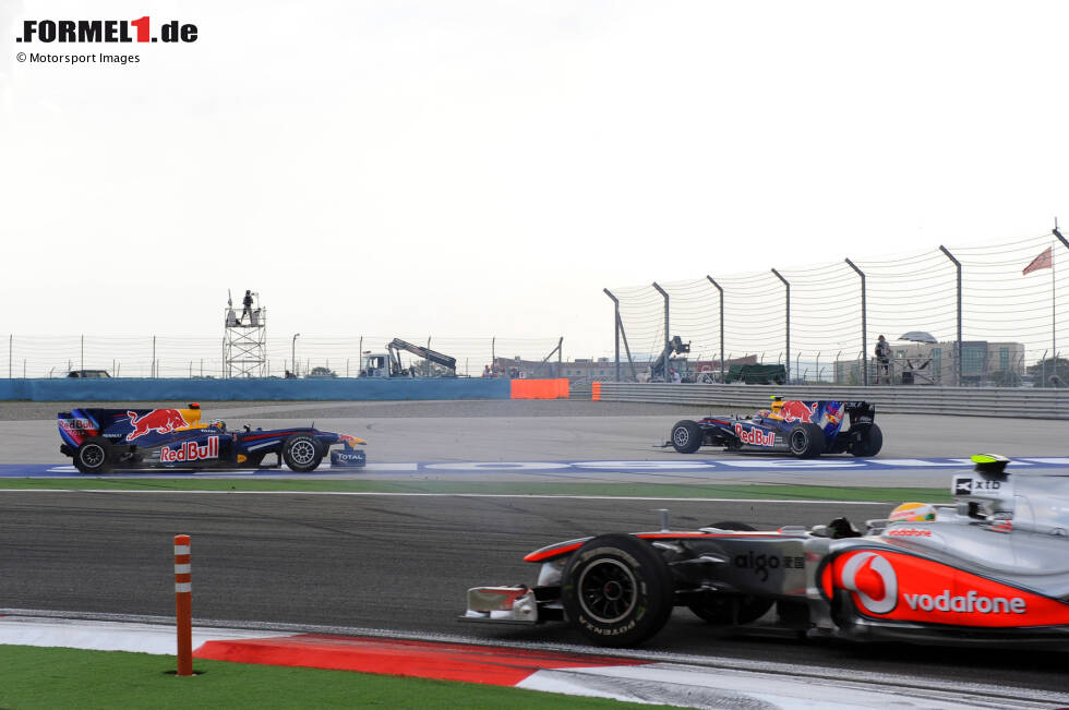 Foto zur News: ... eine Szene aus dem Türkei-Grand-Prix 2010 beweist: Vettel und Webber berühren sich im Zweikampf, beide fliegen ab. Es knistert hinter den Kulissen bei Red Bull, das mit beiden Fahrern in den Titelkampf involviert ist. Webber hat vor dem Finalrennen die besseren WM-Chancen als Zweiter hinter Fernando Alonso im Ferrari, und ...