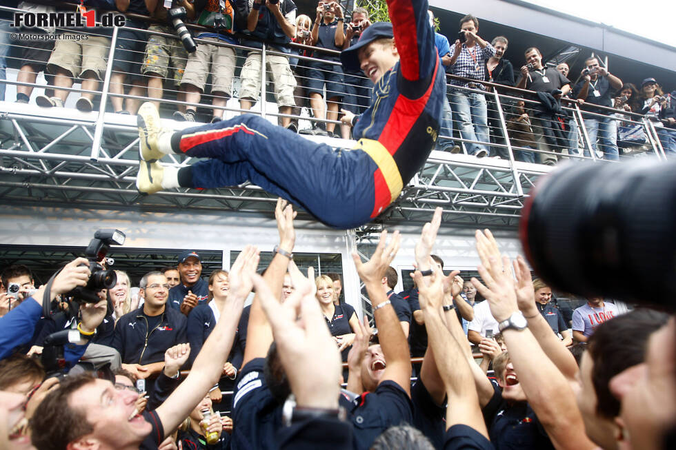 Foto zur News: ... dann umso ausgelassener: Vettel stellt den Toro Rosso STR3 im Regen in Monza völlig überraschend auf die Poleposition und ...