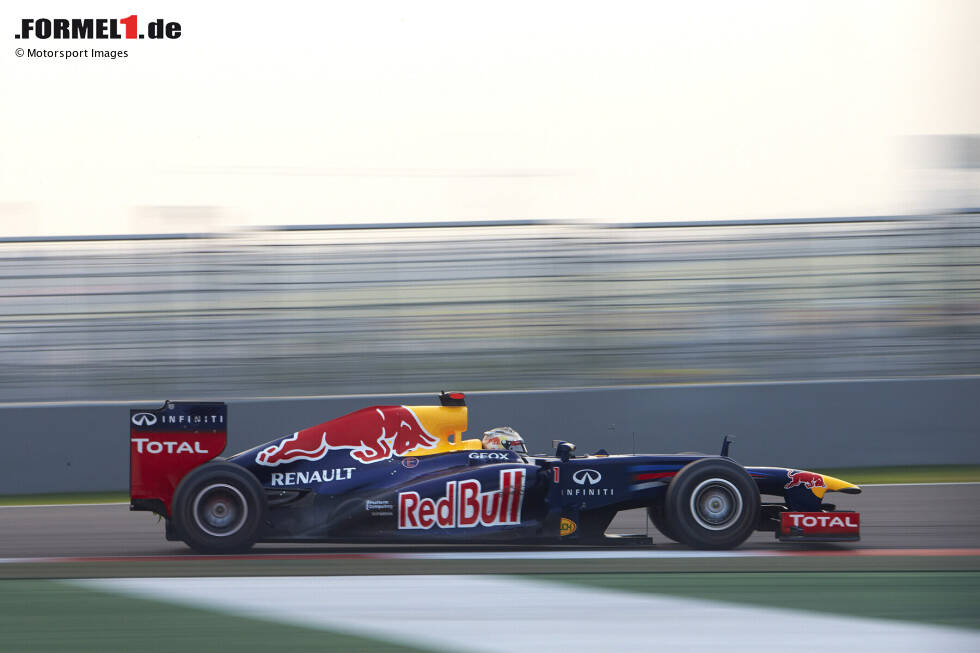 Foto zur News: ... 2012 mit dem RB8 eine schwierige erste Saisonhälfte erlebt und erst ab dem Singapur-Rennen im Herbst zu wahrer Hochform aufläuft: Dann gelingen ihm vier Siege in Folge und Vettel hat wieder intakte Titelchancen, die er beim Finale in Brasilien ...