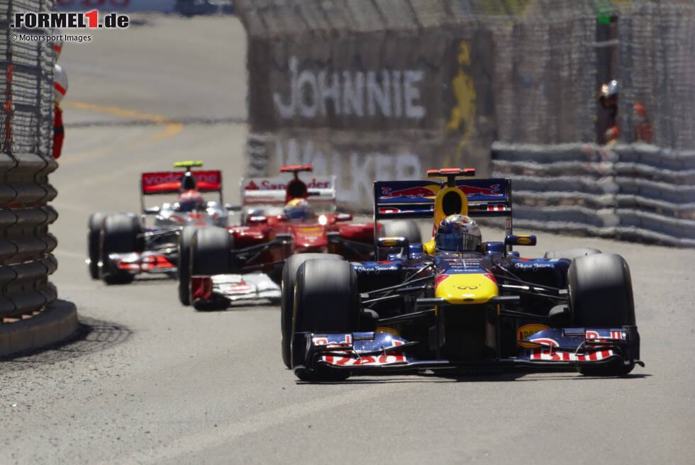 Foto zur News: ... dominiert mit dem Red Bull RB7 die Formel-1-Saison 2011, holt 15 Polepositions, elf Siege und steht in 17 Rennen auf dem Podium. Vier Grands Prix vor Schluss ...