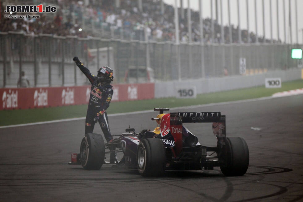 Foto zur News: ... schon beim Indien-Grand-Prix alles klarmacht und den vierten WM-Titelgewinn sicherstellt. Für Vettel ist es &quot;einer der besten Tage meines Lebens&quot;, aber darauf folgt im Jahr 2014 unter dem dann neuen Formel-1-Reglement ...