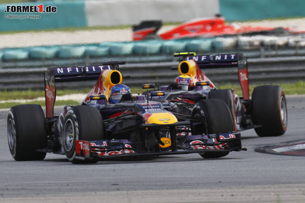 Foto zur News: ... überwirft sich Vettel mit Teamkollege Webber und der Teamleitung, als er in Malaysia die Stallregie &quot;Multi-21&quot; ignoriert, Webber trotz gegensätzlicher Ansage noch überholt und gewinnt. Das Verhältnis der beiden Fahrer ist nie schlechter als nach diesem Rennen, doch Vettel startet durch mit ...