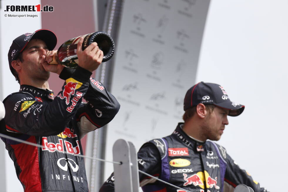 Foto zur News: ... die Ernüchterung: Erstmals seit 2008 bleibt Vettel ohne Saisonsieg, beschließt die WM nur auf Position fünf. Und sein neuer Teamkollege bei Red Bull, Daniel Ricciardo, erweist sich oft als der Schnellere. Deshalb sorgt Vettel selbst für einen Tapetenwechsel und ...