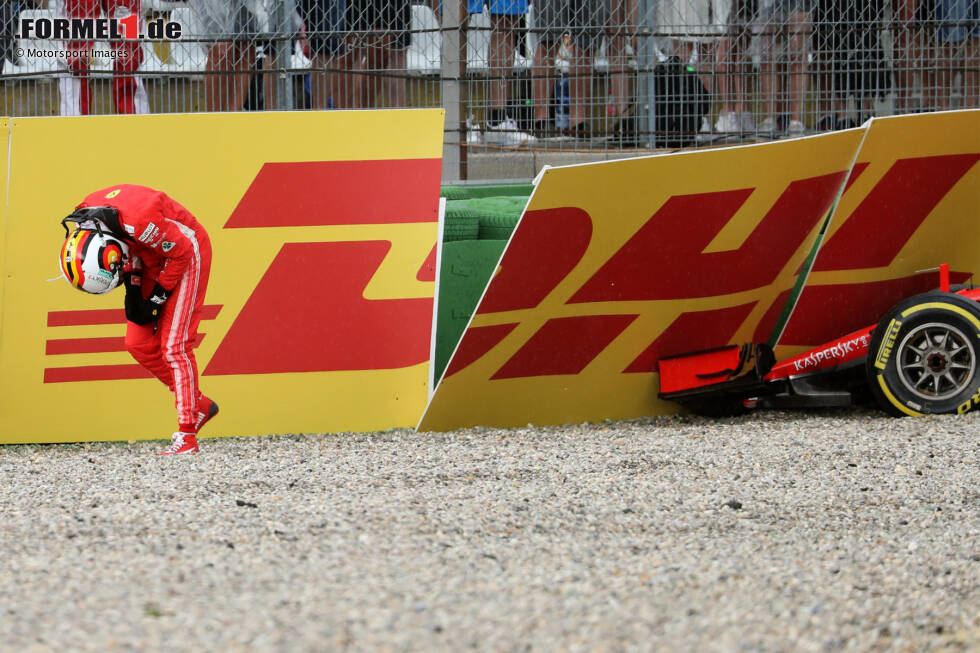 Foto zur News: ... sein Heimrennen in Hockenheim, als er in Führung liegend abfliegt, einschlägt und ausfällt. Wieder ist Mercedes-Fahrer Hamilton zur Stelle und zieht in der WM davon, wieder wird Vettel - auch aufgrund weiterer Fehler - nur Zweiter in der Fahrerwertung. Und 2019 ...