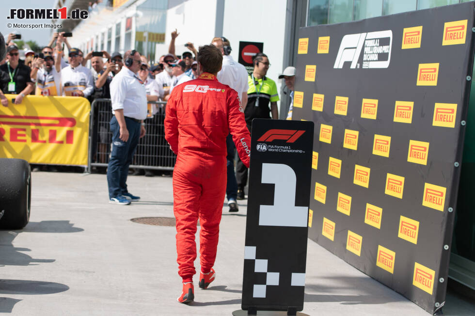 Foto zur News: ... beim Kanada-Grand-Prix in Montreal, den er auf der Strecke gewinnt. Eine 5-Sekunden-Strafe aber wirft ihn auf P2 zurück. Kurzerhand stellt Vettel die Tafeln im Parc ferme um, reagiert beleidigt auf den aberkannten Sieg, kommt dann aber doch zur Siegerehrung. Wenige Wochen danach ...